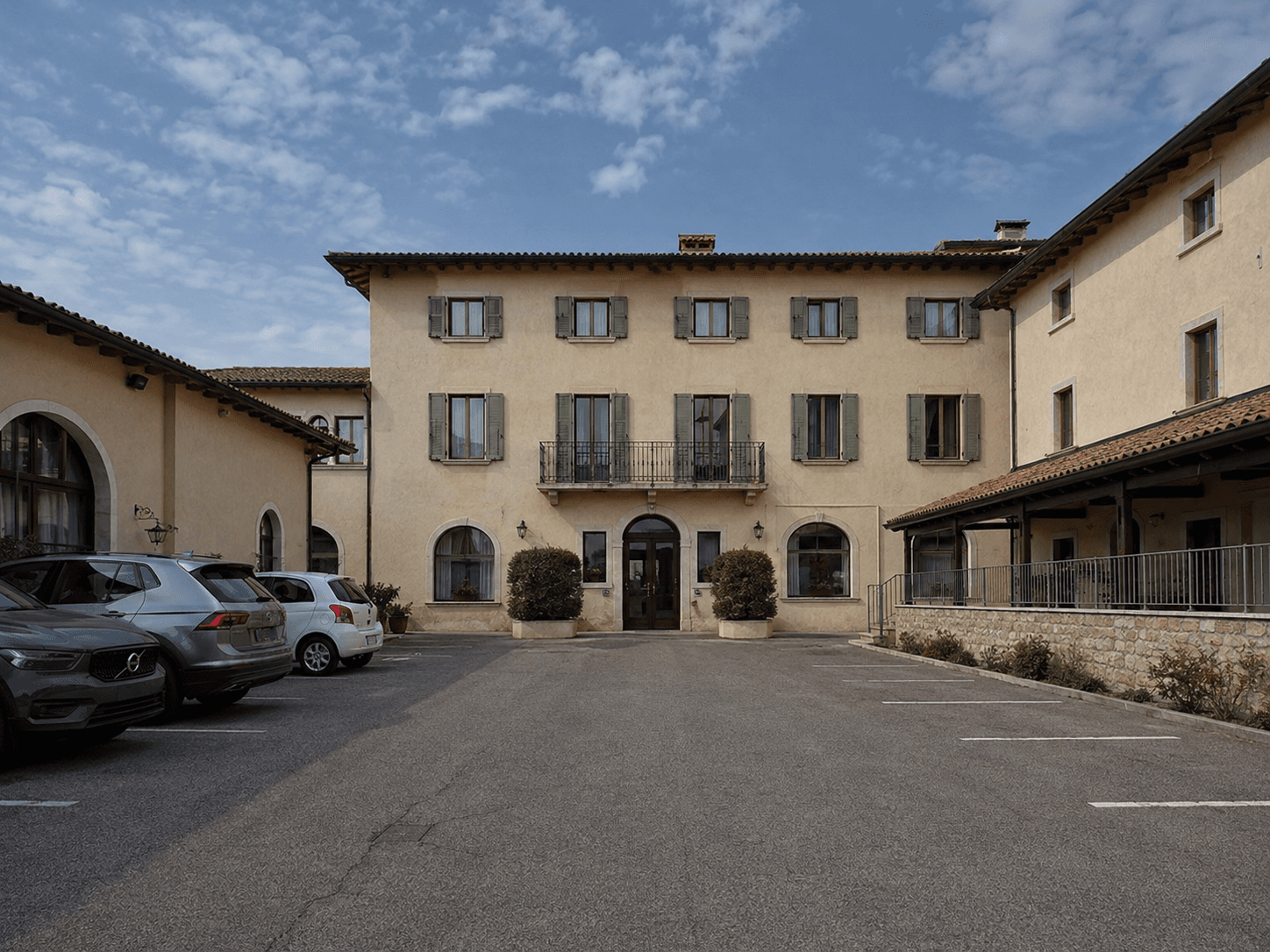 Boutique hotel in Valpolicella prima: cortile asfaltato usato come parcheggio